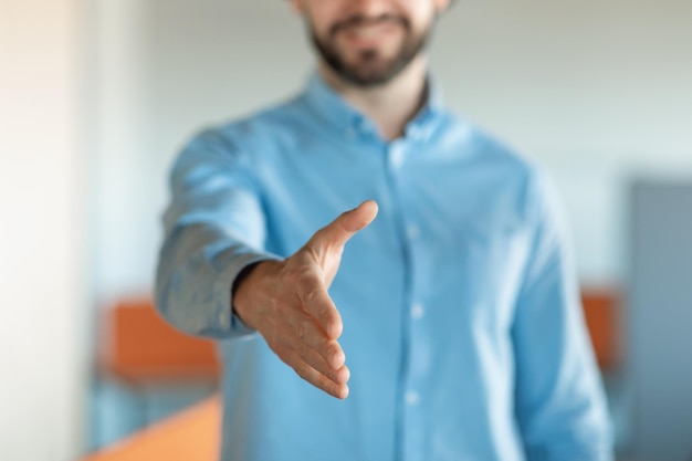 Foto uomo d'affari che dà la mano per il primo piano della stretta di mano