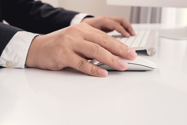 Foto mano dell'uomo di affari usando il mouse del computer