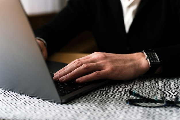 사무실 책상에서 노트북을 사용하는 바쁜 비즈니스 남자 손, 나무 테이블에 앉아 컴퓨터에 입력하는 젊은 남성 학생