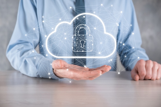 Tenuta dell'uomo d'affari, tenuta dei dati di cloud computing e sicurezza su rete globale, lucchetto e icona cloud tecnologia di business.cybersecurity e informazioni o protezione della rete.progetto internet