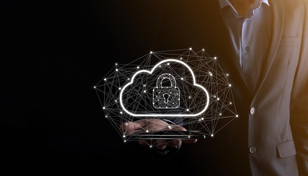 Uomo d'affari che tiene i dati e la sicurezza del cloud computing sulla rete globale icona del lucchetto e del cloud tecnologia del businesssicurezza informatica e protezione delle informazioni o della reteprogetto internet