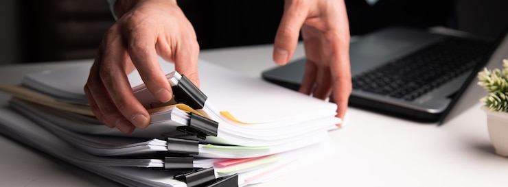 Photo business man holding business paper file with laptop computer