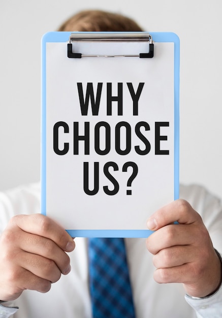 Photo business man holding a clipboard with the why choose us question