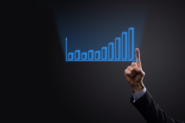 Uomo d'affari che tiene grafici olografici e statistiche del mercato azionario guadagnano profitti. concetto di pianificazione della crescita e strategia aziendale. visualizzazione di buona economia forma schermo digitale.