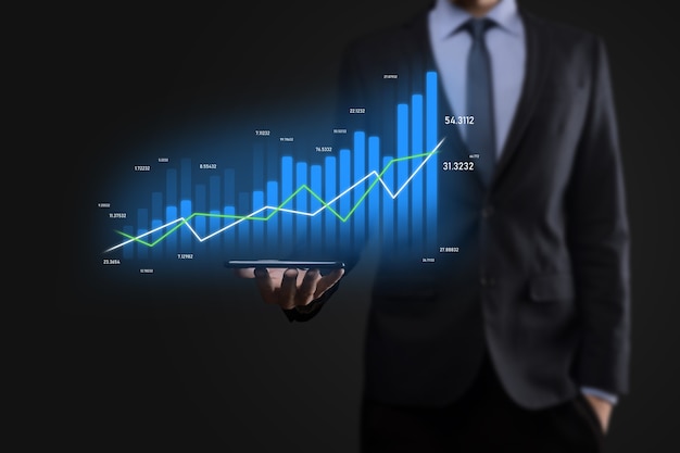 L'uomo d'affari che tiene grafici olografici e statistiche del mercato azionario guadagna profitti