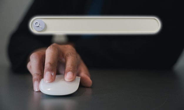 Foto uomo d'affari che tiene il mouse bianco a portata di mano e barra di ricerca vuota