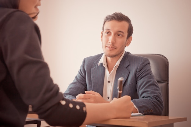 Business Man kantoor werknemer lacht in teamvergadering en sollicitatiegesprek