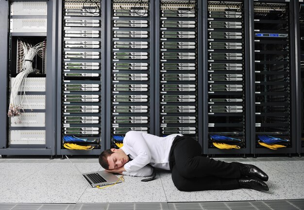 Photo business man in network server room have problems and looking for disaster solution