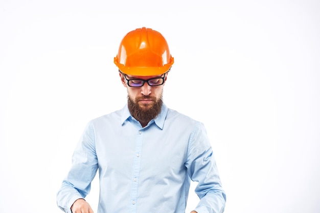 Бизнесмен в оранжевой рубашке с шлемом, строитель, специалист по безопасности.
