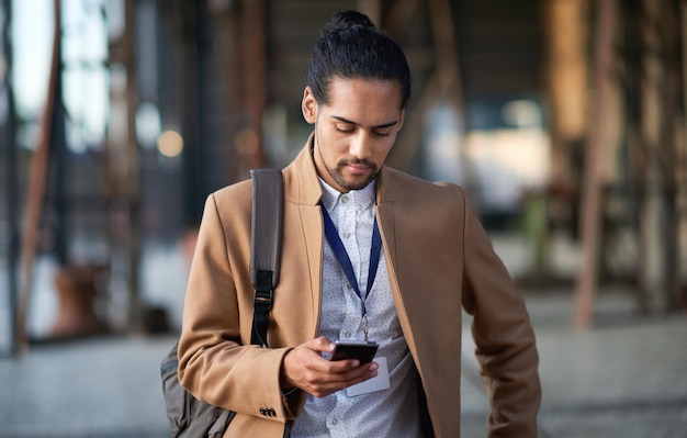 Telefono uomo d'affari e digitazione di messaggi di testo in città o navigazione in internet in città all'aperto cellulare tecnologico e imprenditore maschio con smartphone mobile 5g per networking o social media