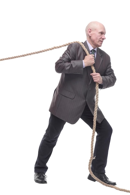 L'uomo d'affari tira una corda isolata su un bianco