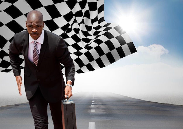 Foto uomo d'affari che corre con la valigetta sulla strada contro il cielo con il sole e la bandiera a scacchi