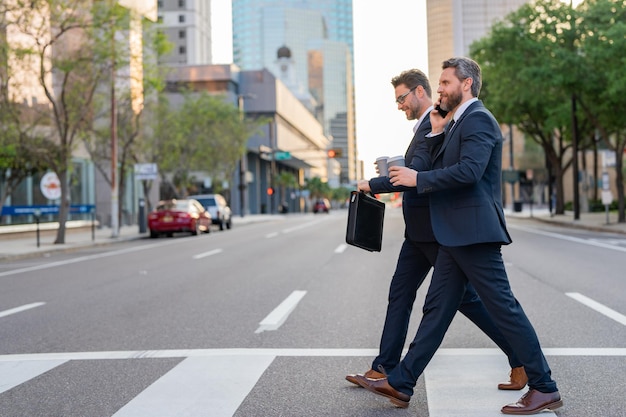 Foto uomo d'affari in giacca e cravatta all'aperto sulla generazione di idee di strada della città americana che fa brainstorming politica persone m