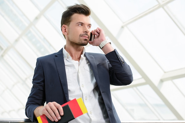 Business man talking on phone traveling walking.