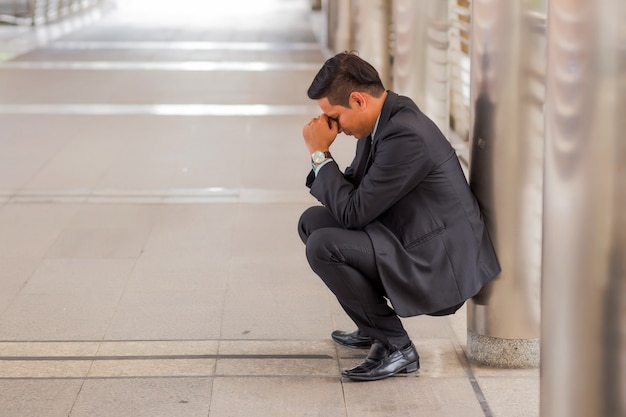 Uomo d'affari stanco o stressato dopo il suo lavoro. immagine del concetto di uomo d'affari stressato.