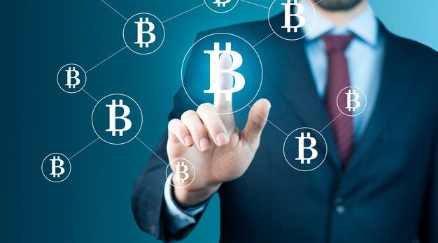 화면에 bitcoin 기호를 만지고 사업가