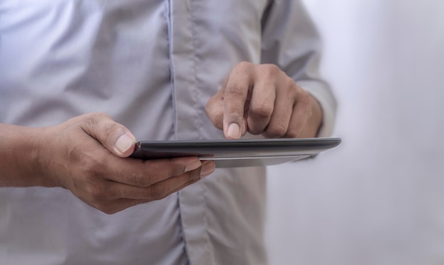 Uomo d'affari utilizzando il computer portatile su sfondo sfocato