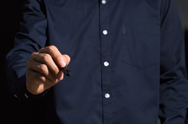 Photo a business man using a pen