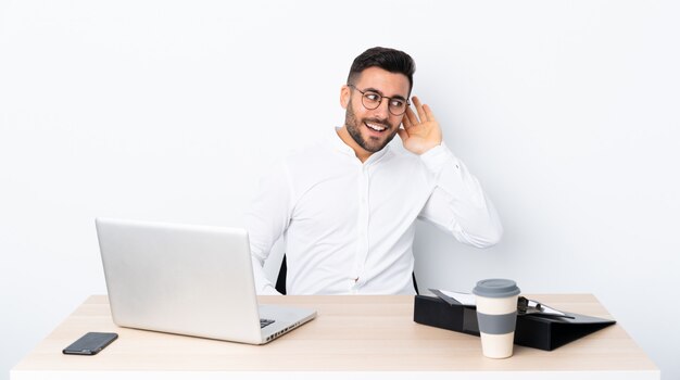 Uomo di affari con la barba sopra la parete isolata