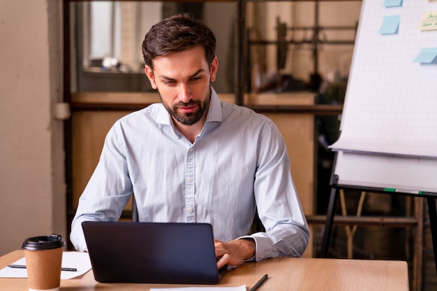 Photo business man with formal wear working in the office