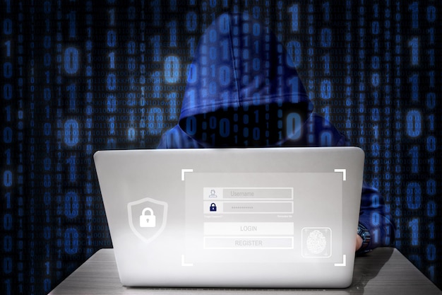 Фото Деловой человек с компьютерной онлайн-системой технологии сетевой безопасности в интернете и распространением украденных личных данных по всему миру на компьютере с интерфейсами виртуального экрана концепция кибербезопасности