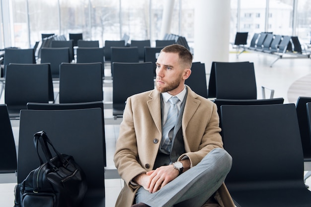 Photo business man with suitcase in hall of airport