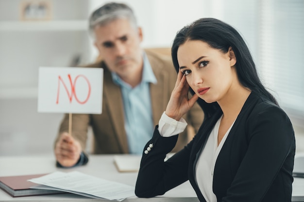 Foto l'uomo e la donna d'affari stanno intervistando in ufficio