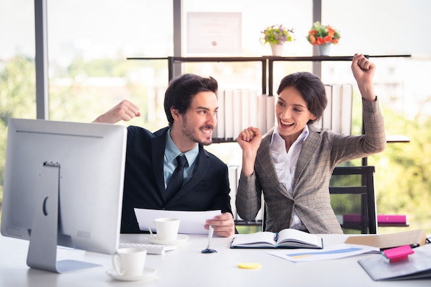 Uomo e donna di affari che lavorano nel concetto moderno dell'ufficio, di affari e di finanza