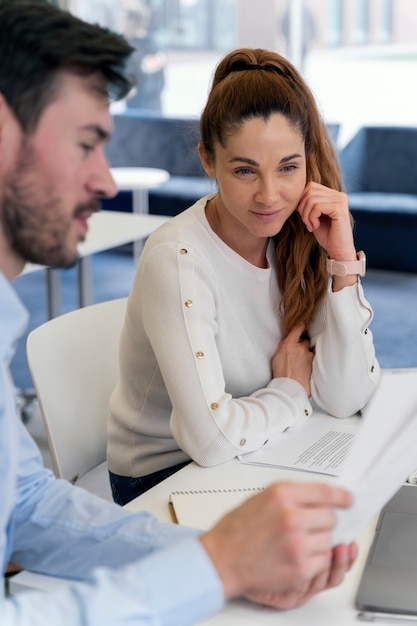 Foto uomo e donna d'affari che lavorano insieme in ufficio