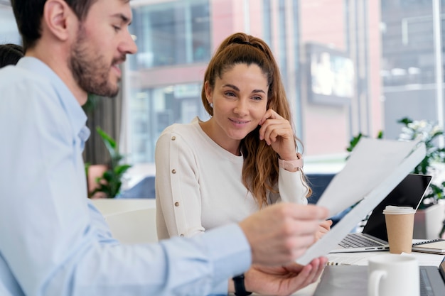 Photo business man and woman working together in the office