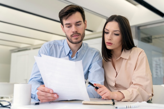 Photo business man and woman working together in the office