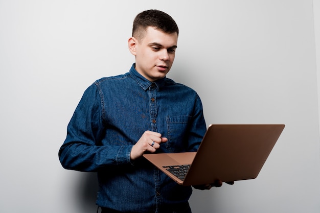 Фото Деловой человек, работающий с ноутбуком