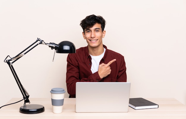 Uomo d'affari in un posto di lavoro con un computer portatile