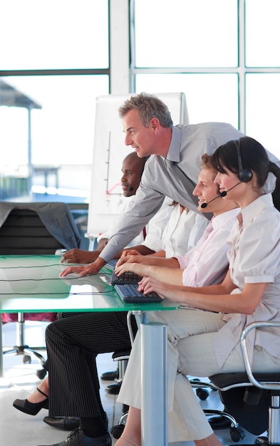 Foto direttore commerciale in un call center