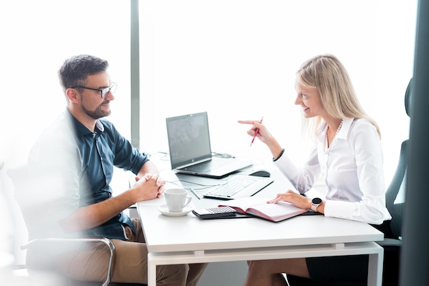 Foto incontro d'affari consulenza al cliente donna d'affare sicura agente immobiliare consulente finanziario expl