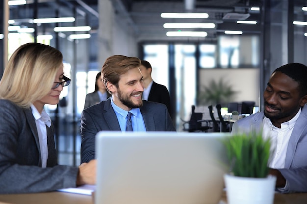 Responsabile della riunione d'affari che discute di lavoro con i suoi colleghi