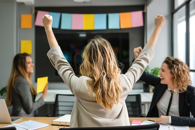 Foto riunione d'affari ufficio lavoro di squadra donna che celebra il successo gruppo unità insieme