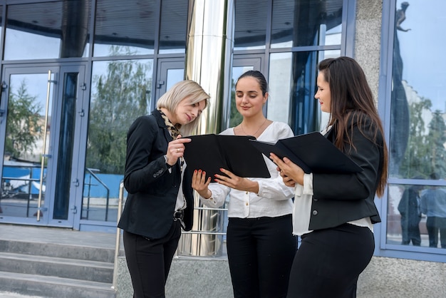 Incontro di lavoro all'esterno dell'edificio