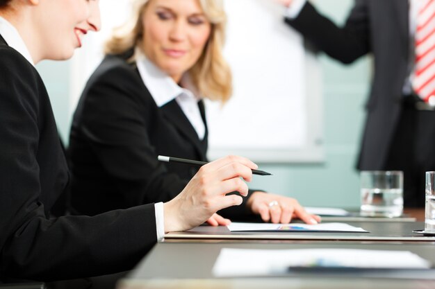 Foto incontro di lavoro con lavori su contratto