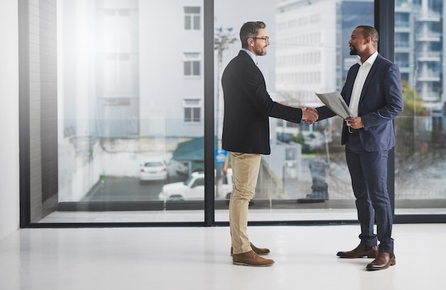 Foto gli uomini d'affari si stringono la mano e danno il benvenuto per l'accordo di partnership e il team building con la diversità partner di uomini d'affari e si stringono la mano con rispetto hr onboarding o collaborazione b2b per il lavoro di squadra