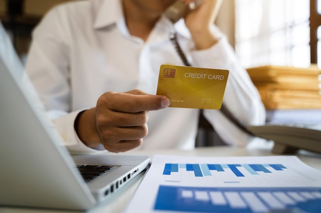 写真 ビジネスマンはスマホのオンライン決済ショッピングでクレジットカードのネット決済ショッピングトーク取引を利用する