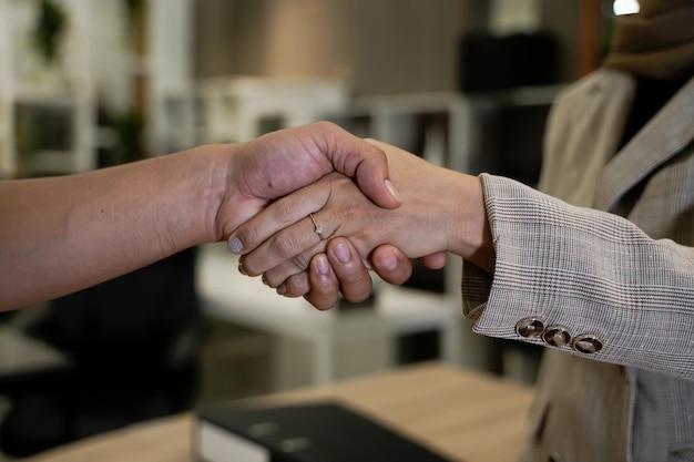 Uomini e donne d'affari che si stringono la mano