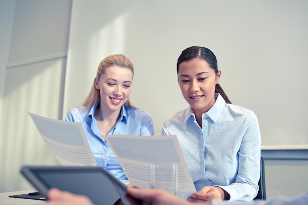 business, mensen en teamwork concept - glimlachende zakenvrouwen ontmoeten elkaar op kantoor