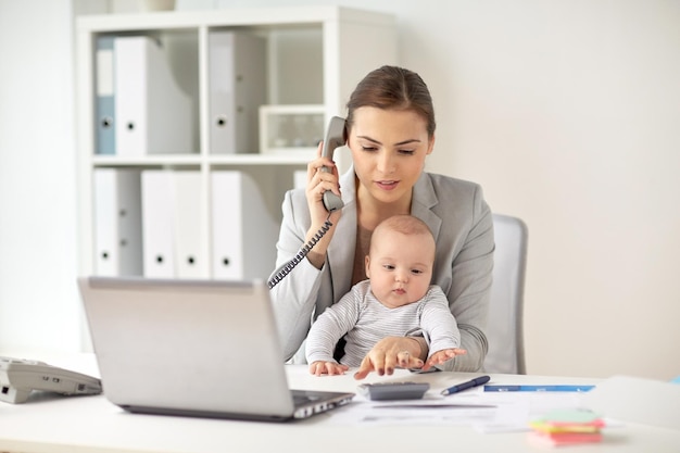 비즈니스, 모성, 멀티 태스킹, 가족 및 사람 개념 - 아기를 가진 사업가 여성이 사무실에서 전화를 하고 계산기를 계산합니다.