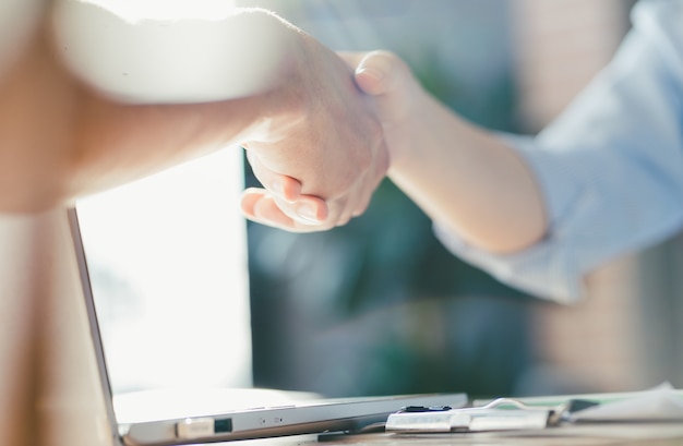 Negoziazione d'affari, immagini di donne d'affari che si stringono la mano,