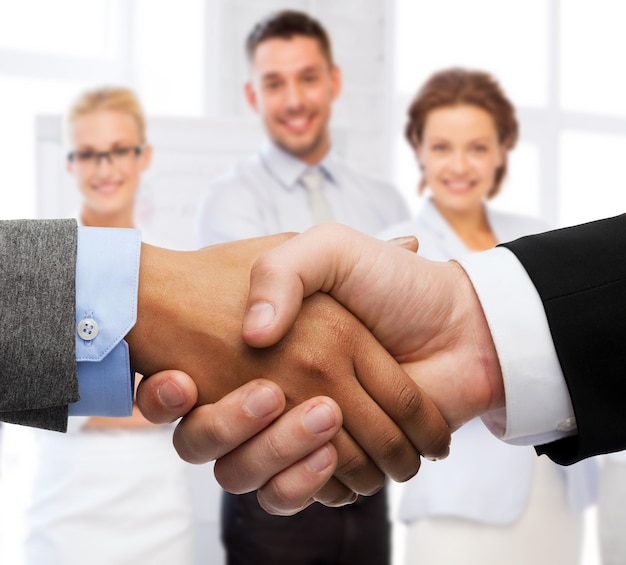 ビジネスとオフィスのコンセプト-握手するビジネスマンと実業家