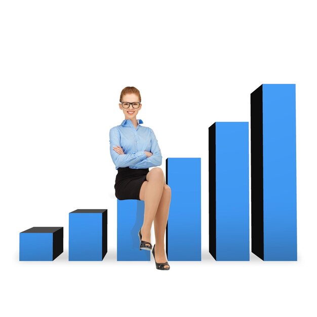 концепция бизнеса и офиса - улыбающаяся деловая женщина в очках, сидящая на растущей диаграмме