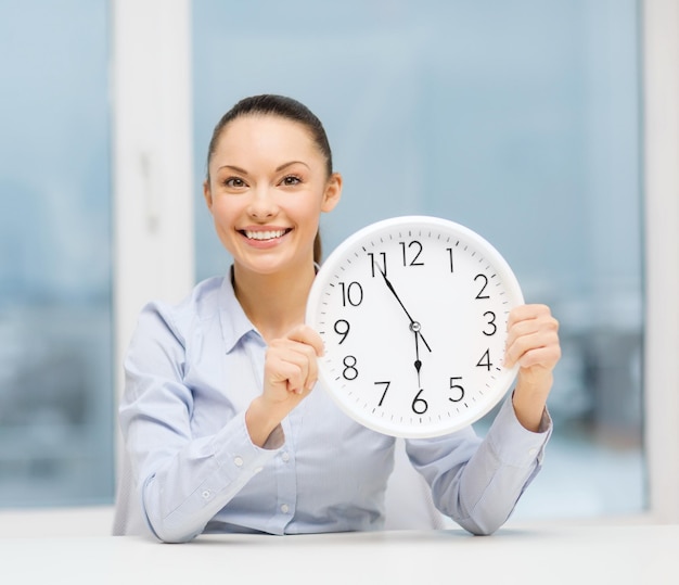 концепция бизнеса, офиса, школы и образования - привлекательная деловая женщина, показывающая часы