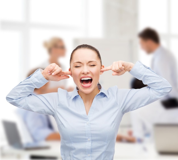 концепция бизнеса, офиса и стресса - сердитая кричащая деловая женщина
