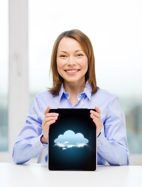 концепция бизнеса, офиса, технологий, интернета и облачных вычислений - улыбающаяся деловая женщина с планшетным компьютером